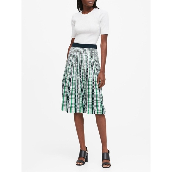 Banana Republic Dresses & Skirts - Banana Republic Color Block A-Line
Pleated Pull On Sweater Knit Skirt Size S